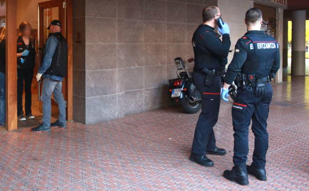 La alerta de un robo en un bar destapa un apuñalamiento en Vitoria