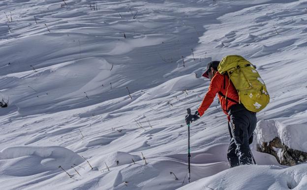 Simone Moro se adelanta del grupo para controlar la llegada del material al campo base