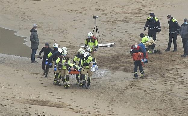 Herido un parapentista tras caer por la ladera en la playa de La Salvaje