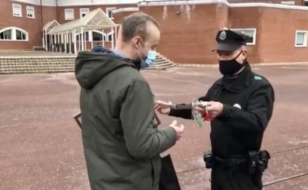 Ertzainas homenajean a espaldas del Gobierno vasco al agente atacado hace 25 años en Rentería