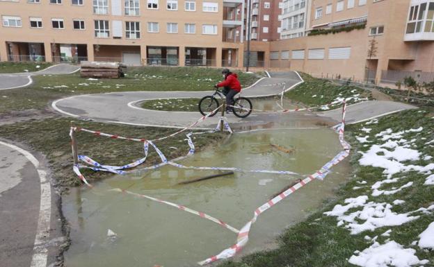 Las balsas de agua obligan a reparar el circuito BMX de Lakua a los 5 meses de su estreno