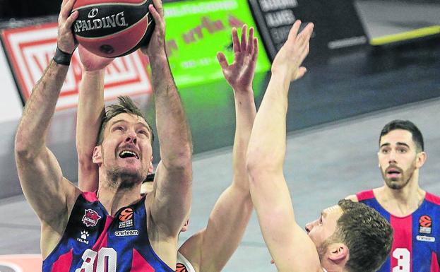 Un positivo por coronavirus en el trío arbitral retrasa a las 22.00 horas el inicio del Unicaja - Baskonia