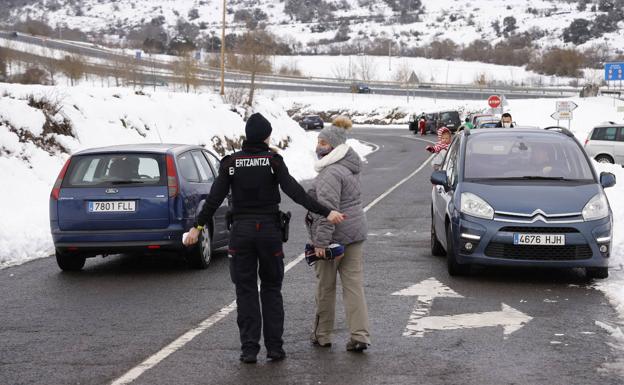 El juego del gato y el ratón entre los urbanitas y la Ertzaintza en la Álava nevada