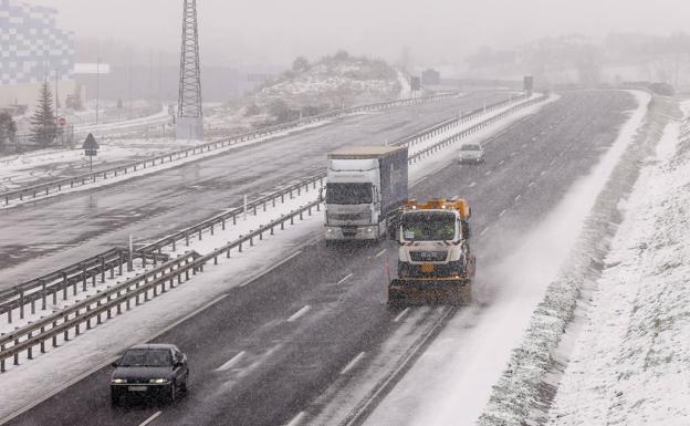 Las heladas obligan a circular con precaución en las carreteras de Álava