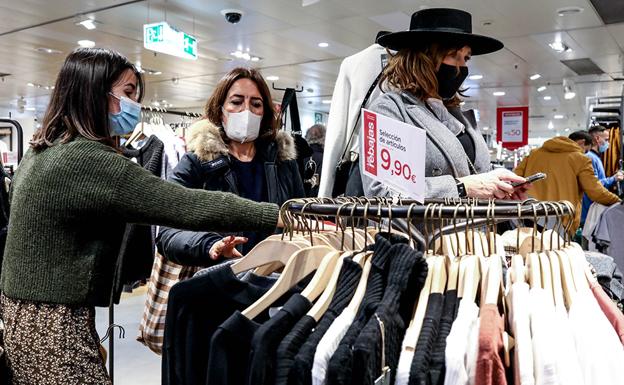 El comercio acata la reducción de aforos y respira porque temía medidas más duras