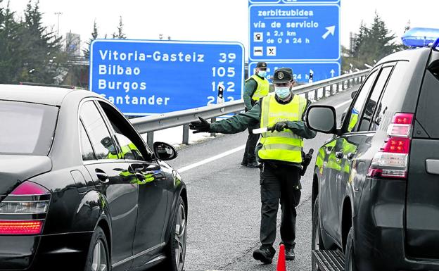 La Ertzaintza, en el peaje de Areta: «¿Tiene autorización para salir de Álava?»