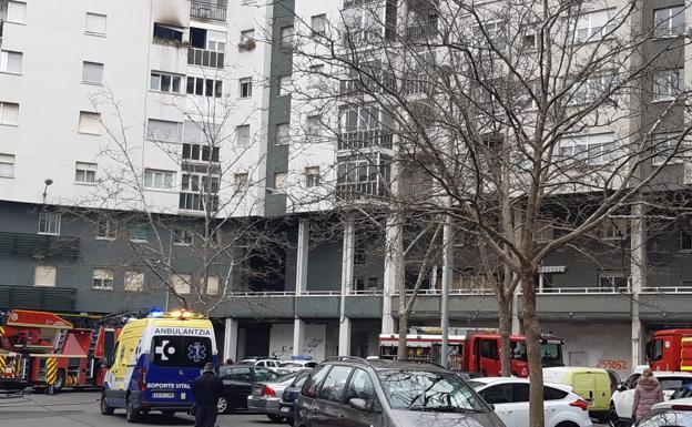 Un incendio en un quinto piso sobresalta a los vecinos del barrio vitoriano de Aranbizkarra