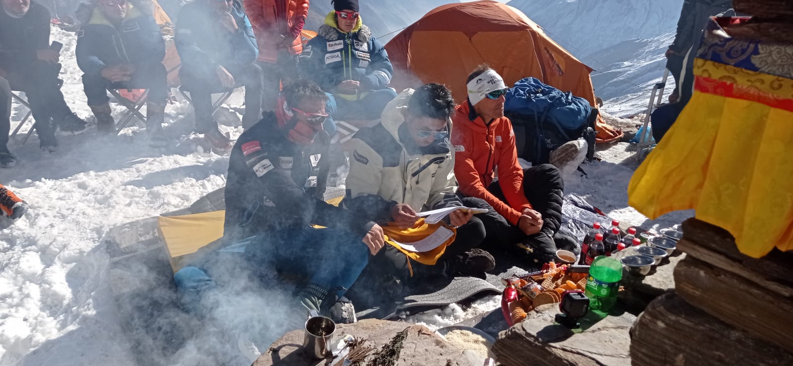 El ritual budista de Txikon y su expedición para que la montaña les ayude en su ascensión al Manaslu y vuelvan para contarlo
