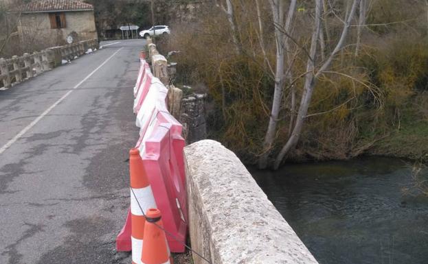 Manzanos pide que se repare el puente de acceso