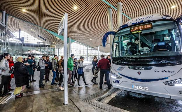 Álava decidirá los horarios, paradas y tarifas en la gestión cooperativa de la línea de autobús Vitoria-Bilbao