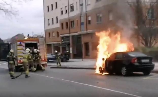 Los bomberos extinguen un espectacular incendio de un vehículo en Leioa