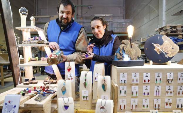Los anillos y pendientes de madera que nacen en un taller de Júndiz