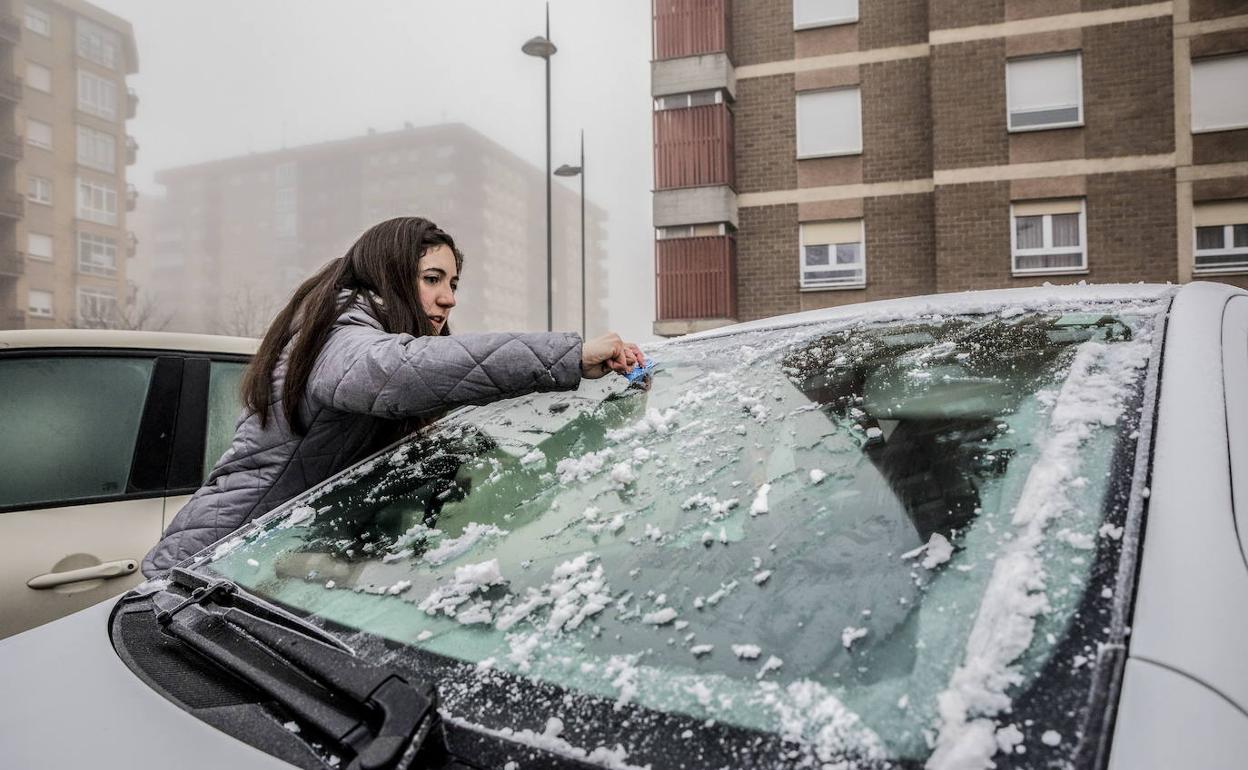engañar Ligadura Inspeccionar Los consejos de la DGT para quitar el hielo del parabrisas del coche | El  Correo