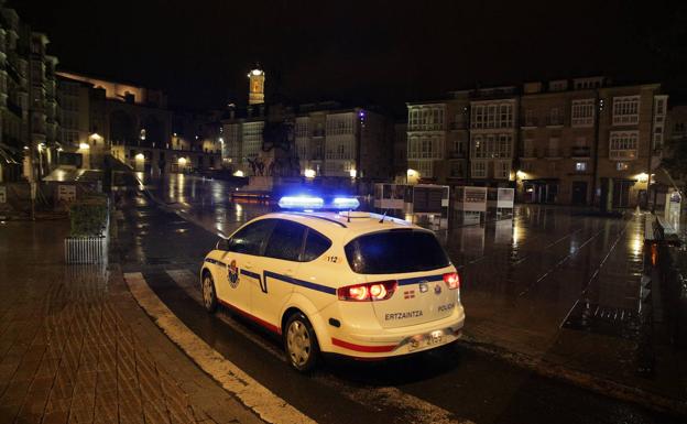 Detenido por saltarse el toque de queda y «revolverse» contra la Ertzaintza en Vitoria