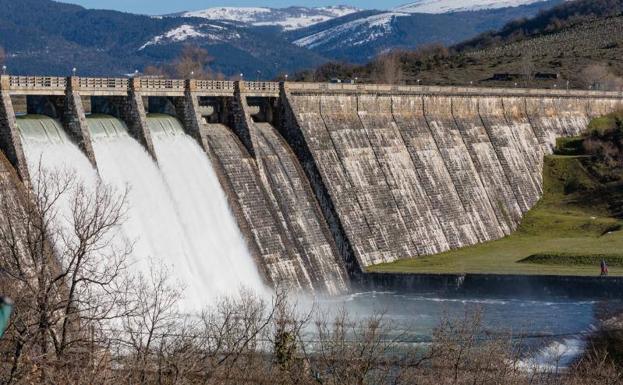 Ullibarri, al 85% de su capacidad, desembalsa ahora a un ritmo de 6 metros cúbicos por segundo