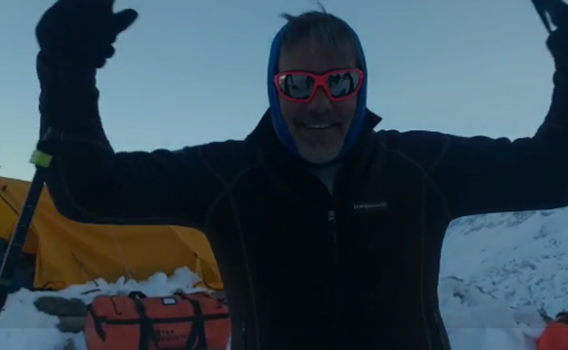 Un día intenso en la oficina: del éxito de hollar el K2 en invierno a la tragedia de Mingote