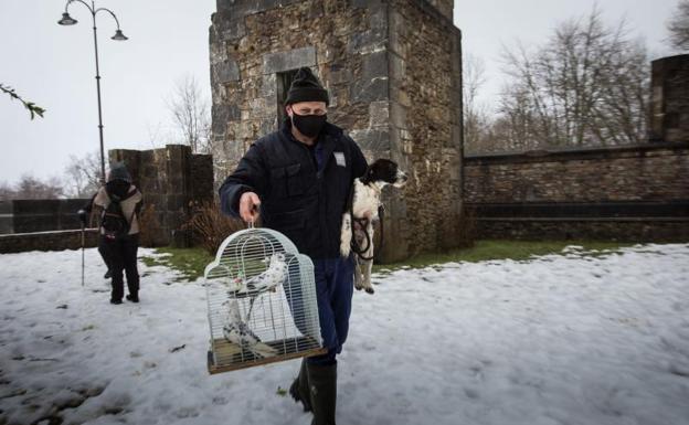 La nieve anima la asistencia de mascotas en Urkiola en busca de la bendición de San Antón