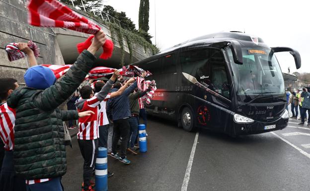 Primera toma de contacto con la afición, en pleno aeropuerto de Loiu