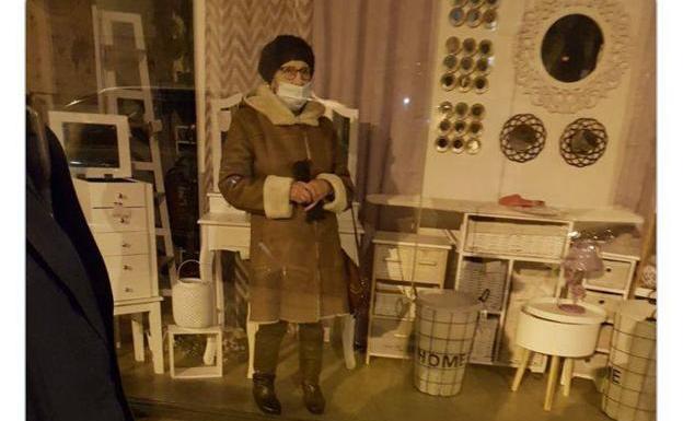 Se queda encerrada en un comercio y pide ayuda desde el escaparate