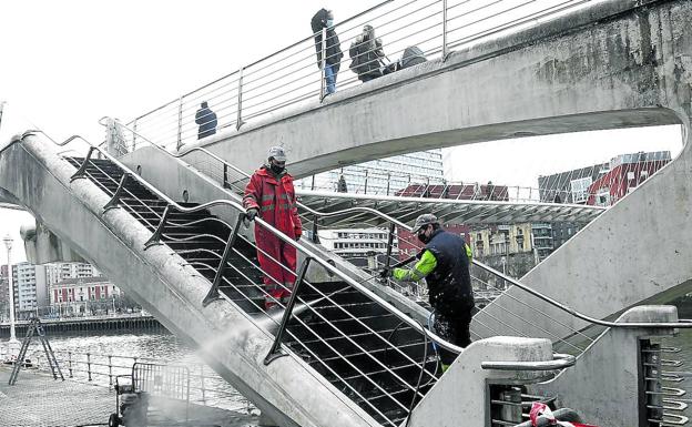 El puente Zubizuri se somete a un lavado de cara