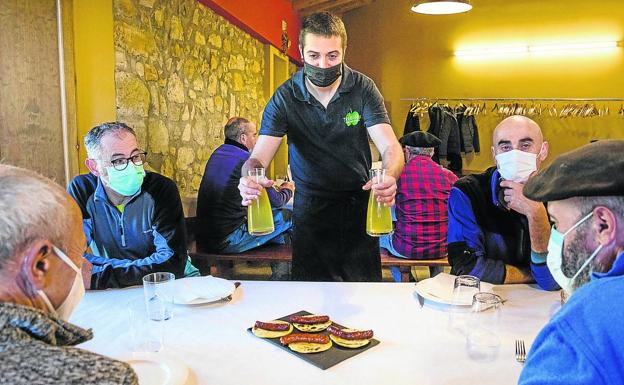 Las sidrerías alavesas cancelan el 'txotx' y reabrirán sin poder servirse de la kupela