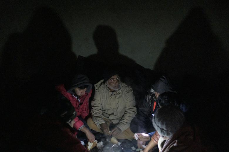 Cientos de migrantes sin refugio expuestos al gélido invierno de Bosnia
