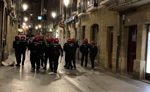 Cuatro detenidos y cinco policías heridos en los disturbios durante la tamborrada de San Sebastián