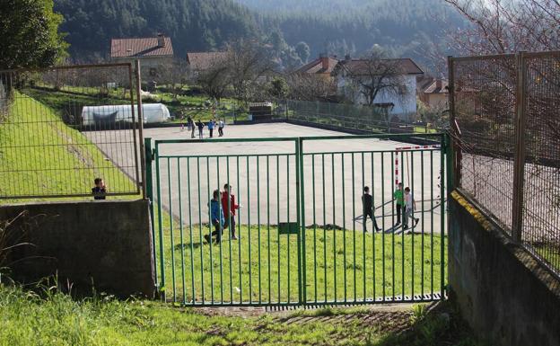 Llodio abrirá el patio del colegio de Areta fuera del horario escolar