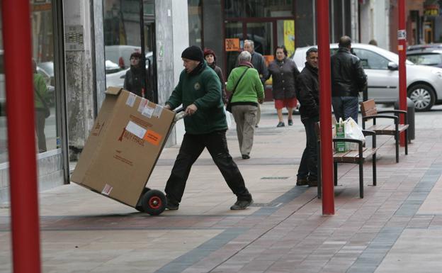 Primer fallo en Euskadi que declara a los repartidores falsos autónomos