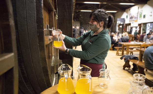 Sidra en jarra o en botella para la temporada de sidrerías, que arranca el día 5