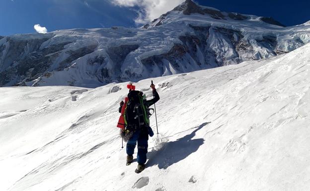 Iñaki Álvarez y Lur Uribarren regresan al campo base ante la previsión de una noche de fuertes vientos