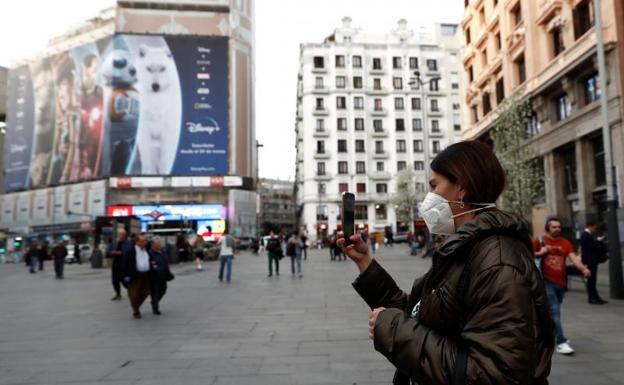 Madrid prohíbe las visitas en casa y La Rioja cierra bares y comercios