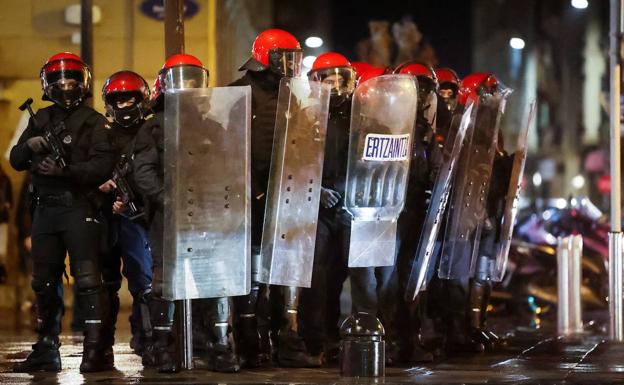 La violencia de los disturbios en pleno pico de contagios pone en alerta al Gobierno vasco