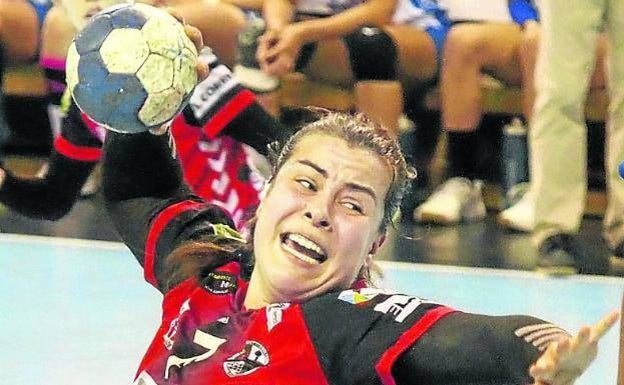 Ainhoa Hernández sopesa dejar el ZEV Zuazo e irse a Rumanía la próxima temporada