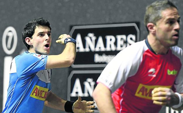 El azul tiñe el frontón Bizkaia