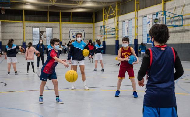 Deporte escolar en Euskadi: con mascarilla en espacios cerrados y siempre en grupos de seis