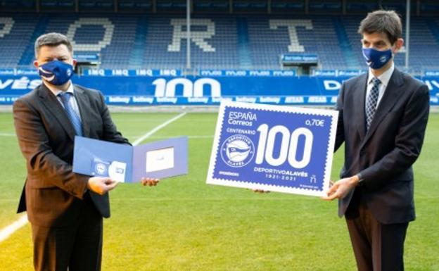 El Alavés presenta el sello de Correos que conmemora el centenario del Glorioso