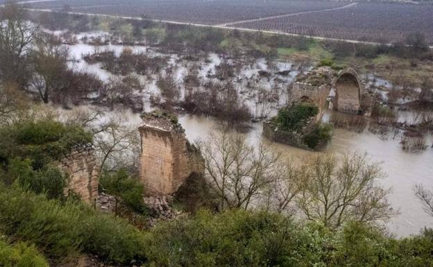 El puente romano de Assa pierde un ojo por la crecida del río Ebro