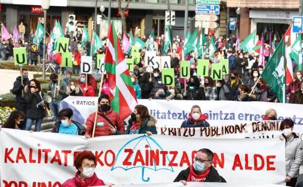 Todos los sindicatos se manifiestan en Bilbao a favor de «un sistema público de cuidados»