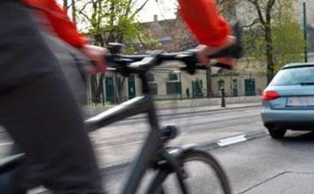 Nueva normativa de adelantamiento a ciclistas en 2021: multas de hasta 200 euros y 3 puntos de sanción