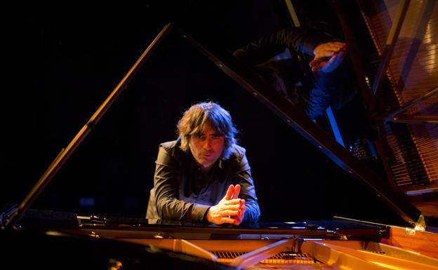 Mikel Azpiroz: «Reivindico una bajada de ritmo y de velocidad frente al frenetismo ruidoso»