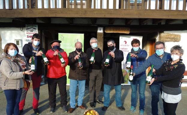 La cosecha de sidra en Bizkaia alcanza 73.000 litros, menos de la mitad que en 2020, pero de «gran carácter»