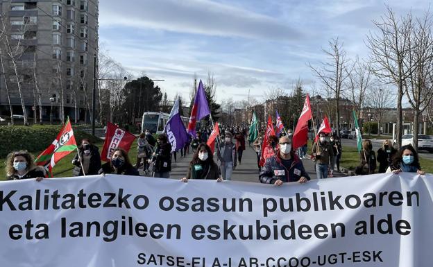 La huelga en la sanidad pública afecta a la atención al público en Salburua, San Martín y Olaguíbel