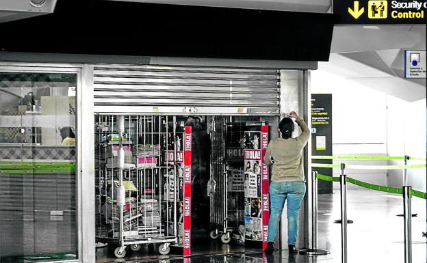 Guerra comercial en el aeropuerto de Bilbao por las altas rentas de las tiendas