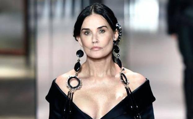 El rostro irreconocible de Demi Moore en la Semana de la Alta Costura de París