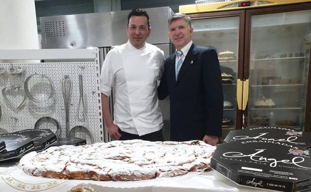 Felipe VI, 53 velas en una ensaimada de un metro