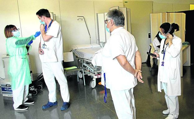 Salud corrige ahora el protocolo para priorizar a los sanitarios de primera línea