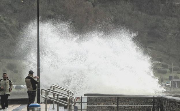 La borrasca 'Justine' trae un fin de semana de fuerte viento y olas de hasta 10 metros