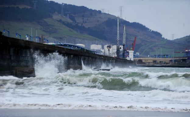 Olas de hasta 8 metros de altura golpean la costa vizcaína