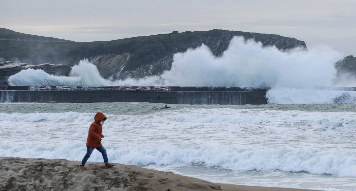 Olas de hasta 8 metros de altura golpean la costa vizcaína